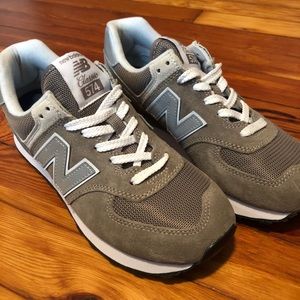 New Balance Women's 574 V2 Essential Sneaker in perfect condition